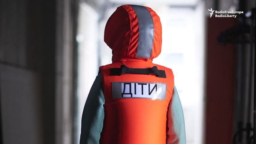Video: Vánoční dárek pro ukrajinské děti? Neprůstřelná vesta a helma